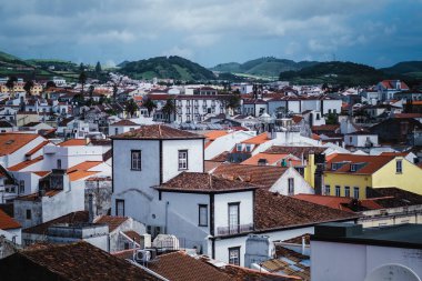 Sao Miguel Adası, Azores, Portekiz 'deki Ponta Delgada' daki çatı manzarası.