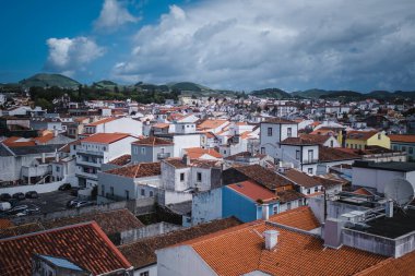 Ponta Delgada 'nın merkezindeki çatı manzarası - Azores, Portekiz.