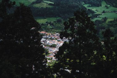 Ağaçların dallarından Sao Miguel Adası, Azores, Portekiz 'deki yerleşim yerine bak..