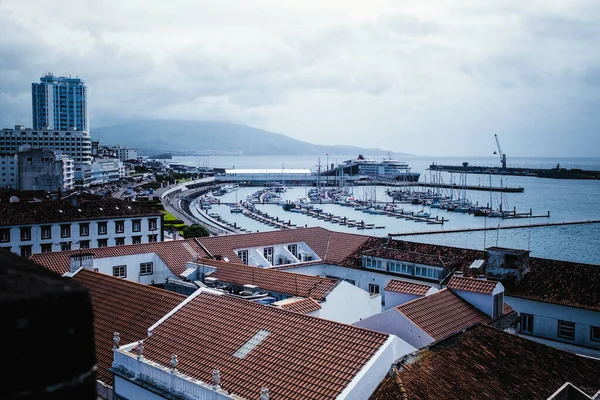 Uitzicht Daken Jachthaven Het Centrum Van Ponta Delgada Azoren Portugal Rechtenvrije Stockafbeeldingen