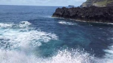Volkanik yapıların üzerinde uçan Lugar da Ferraria ve San Miguel Adası 'nın güneybatısındaki okyanus, Azores.