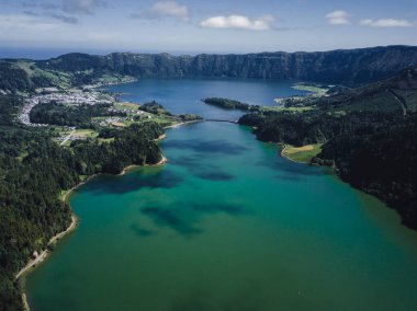 Sao Miguel Adası, Azores, Portekiz 'deki Sete Cidades kraterlerindeki göllerin panoraması..