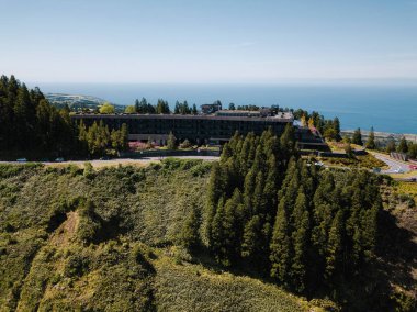 Sao Miguel Adası, Azores, Portekiz 'deki Sete Cidades' te terk edilmiş bir otel..