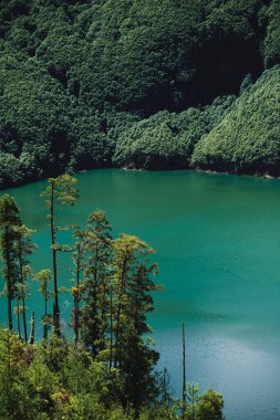 Sao Miguel Adası, Azores, Portekiz 'deki Sete Cidades kraterlerinde göller.