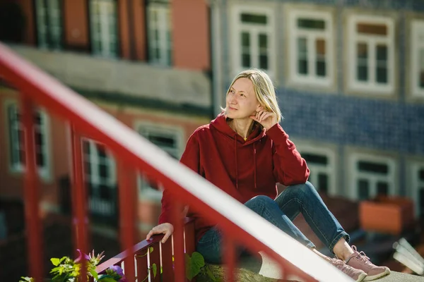 Eine Frau Posiert Auf Einer Straße Alten Porto Portugal — Stockfoto