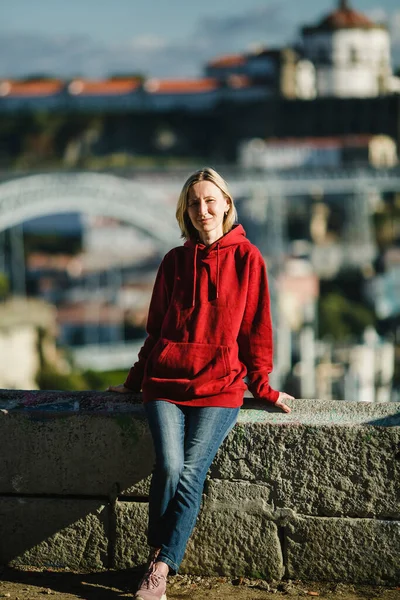 Uma Mulher Parte Antiga Porto Portugal — Fotografia de Stock