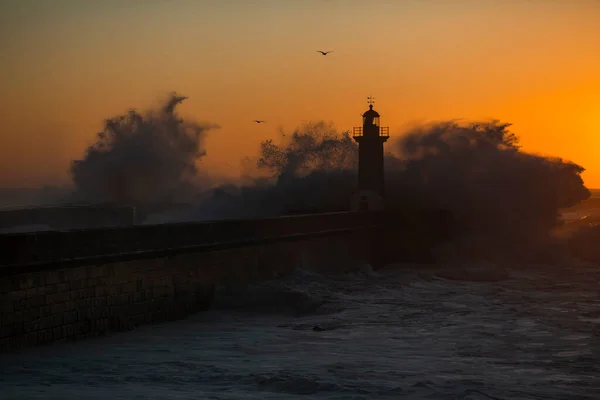 在葡萄牙波尔图的大西洋 在令人惊奇的落日中 看到了一个巨大的海浪的灯塔 — 图库照片