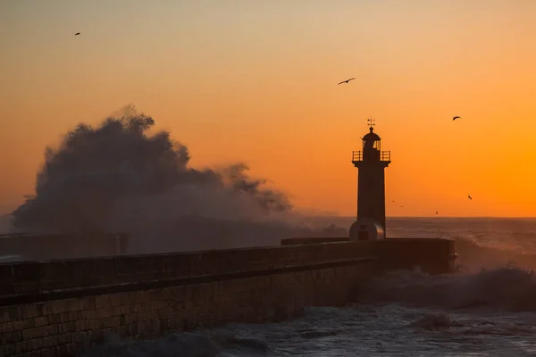 Pohled Maják Obrovskou Vlnou Při Západu Slunce Atlantském Oceánu Porto — Stock fotografie