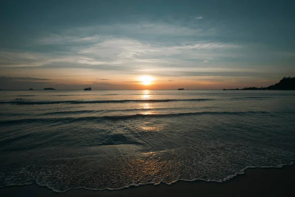 Niesamowity Zachód Słońca Opuszczonym Tropikalnym Wybrzeżu — Zdjęcie stockowe