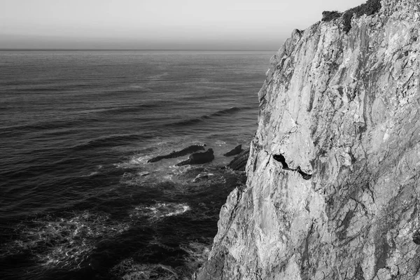 Cliffs Atlantic Ocean Portugal Чорно Біле Фото — стокове фото