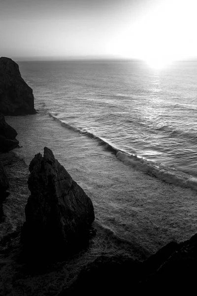 Vista Del Océano Atlántico Acantilados Portugal Foto Blanco Negro —  Fotos de Stock