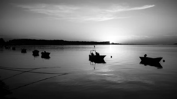 Silhuetas Barcos Pesca Perto Orla Rio Fronteira Entre Portugal Espanha — Fotografia de Stock