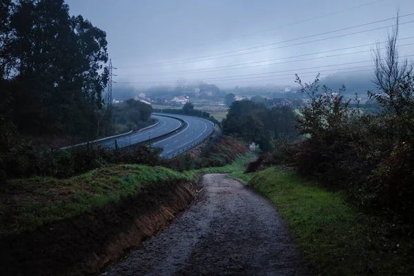 Een Landweg Vlakbij Snelweg Camino Santiago Galicië Noordwest Spanje Stockafbeelding