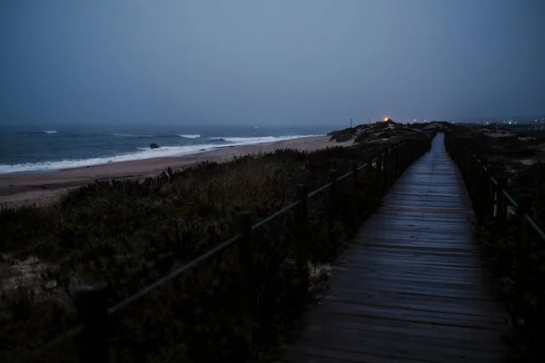 ポルトガル ポルトの海沿いの夜の木道 ロイヤリティフリーのストック画像