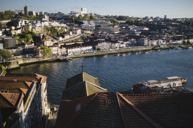 Portekiz 'in Porto şehrindeki Douro Nehri' nde Vila Gaia de Nova ve Ribeiro manzarası.