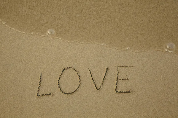 Kärlek Teckning Den Mjuka Strandsanden Med Mjuk Klappvåg — Stockfoto