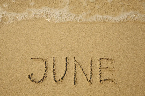 Ιούνιος Χειρόγραφη Στην Άμμο Της Παραλίας — Φωτογραφία Αρχείου