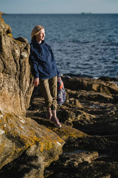Een Vrouw Staat Zee Kust Rotsen — Stockfoto