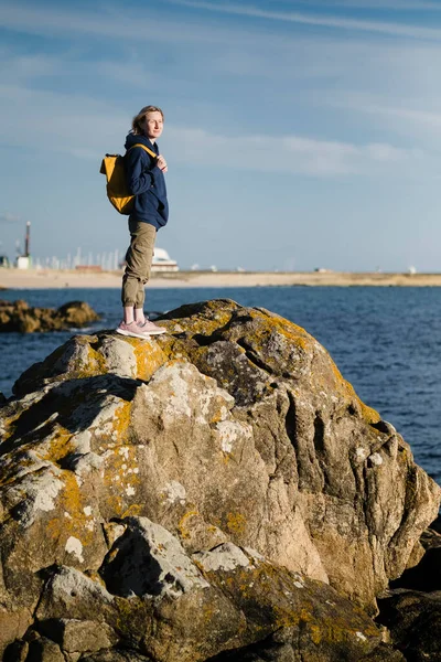 Kvinnlig Turist Med Gul Axelväska Står Hamnen Stockbild