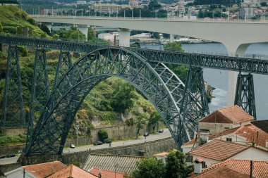 Portekiz 'in kuzeyindeki Porto ve Vila Nova de Gaia belediyelerinde Ponte de Dona Maria Pia olarak bilinen Eski Maria Köprüsü manzarası.