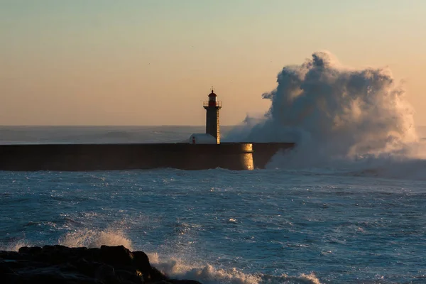 Obrovská Atlantická Vlna Majákem Portu Portugalsko — Stock fotografie