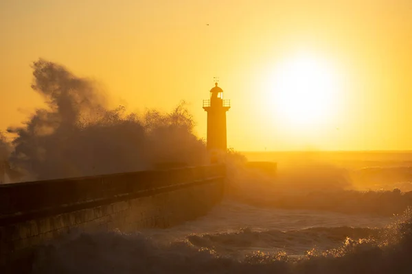 Altın Gün Batımında Fenerde Sallayın Atlantik Okyanusu Porto Portekiz — Stok fotoğraf