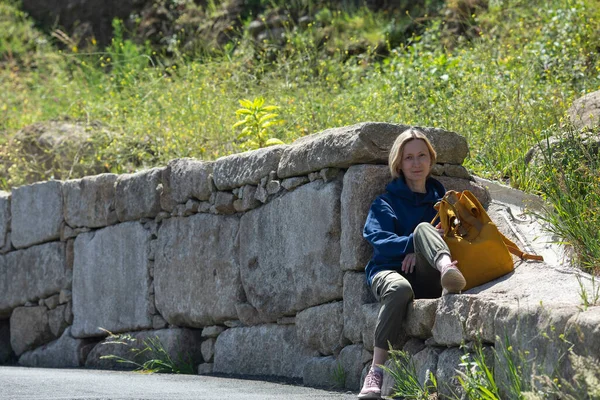 Uma Mulher Viajante Está Descansando Perto Uma Estrada Rural — Fotografia de Stock