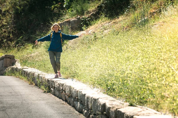Uma Viajante Feminina Caminha Alegremente Longo Uma Colisão Estrada Lado — Fotografia de Stock