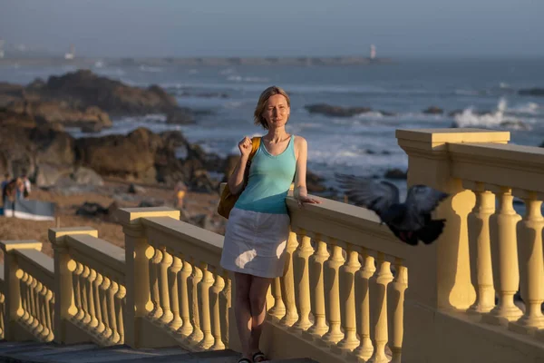 Une Femme Avec Sac Dos Pose Sur Promenade Bord Mer — Photo