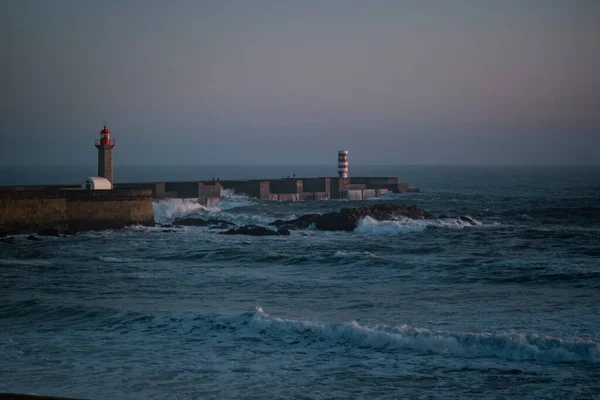 Een Oceaan Pier Met Een Vuurtoren Zonsondergang — Stockfoto