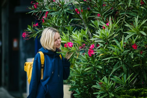 Bir Kadın Parktaki Çiçeklerin Kokusunu Alıyor - Stok İmaj