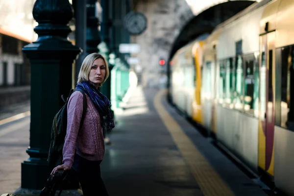 站台上的一个女人在等火车 — 图库照片