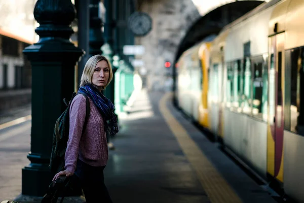 Una Donna Sul Binario Attesa Treno — Foto Stock