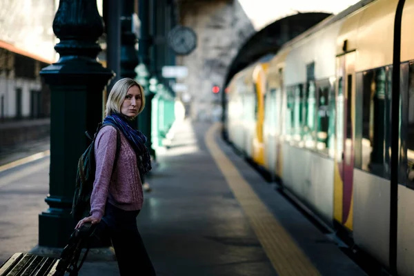 Eine Frau Wartet Auf Dem Bahnsteig Auf Ihren Zug — Stockfoto