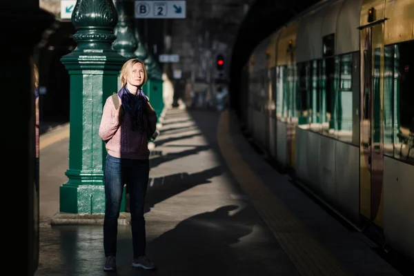 Bir Kadın Eski Bir Tren Istasyonunun Platformunda Trenle Karşılaşır — Stok fotoğraf