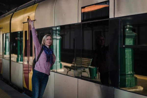 女がホームで列車に会う — ストック写真