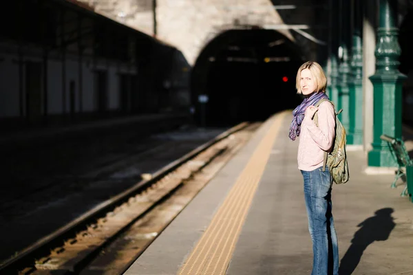 Uma Mulher Está Esperando Por Trem Uma Plataforma Vazia — Fotografia de Stock