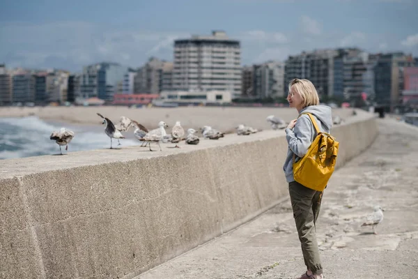 Woman Backpack Looks Seagulls Sea Bay — Stockfoto