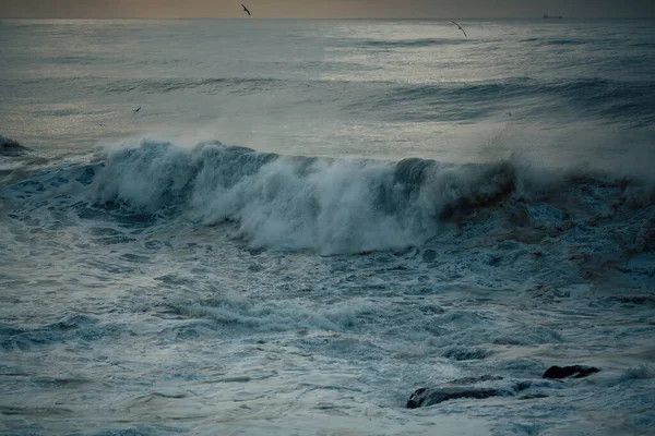 Koude Oceaan Surfen Bij Bewolkt Weer Tijdens Schemering Stockafbeelding