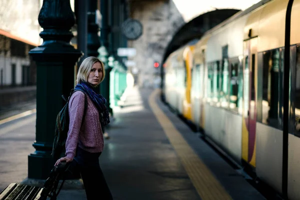 一个女人在车站站台等火车 图库图片