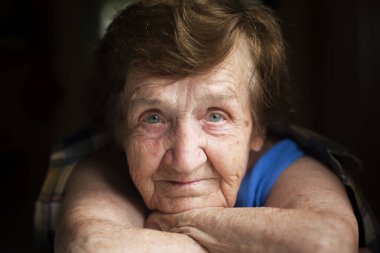 Yakın planda etkileyici gözleri olan yaşlı bir kadının portresi.. 