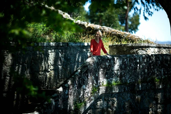 Une Femme Tient Dans Parc Vert Médiéval — Photo