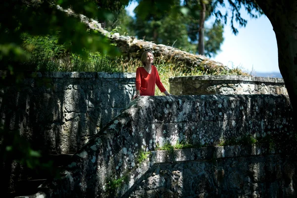 Μια Γυναίκα Απολαμβάνει Τον Εαυτό Της Ένα Μεσαιωνικό Πράσινο Πάρκο — Φωτογραφία Αρχείου