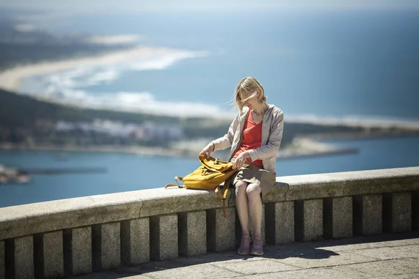 Sırt Çantalı Bir Kadın Gözlem Güvertesinde Dinleniyor — Stok fotoğraf