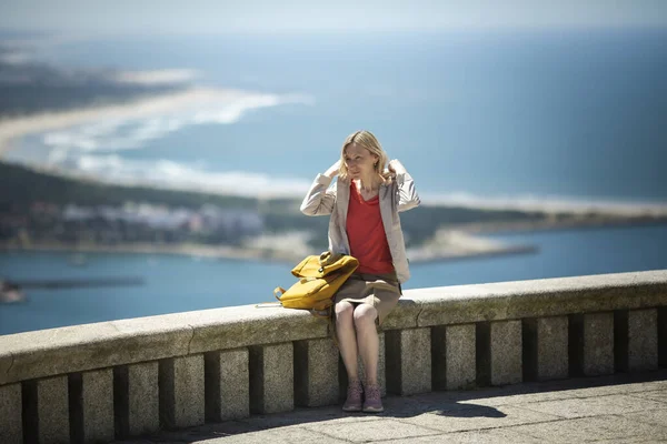 Eine Frau Mit Rucksack Sitzt Auf Der Aussichtsplattform — Stockfoto