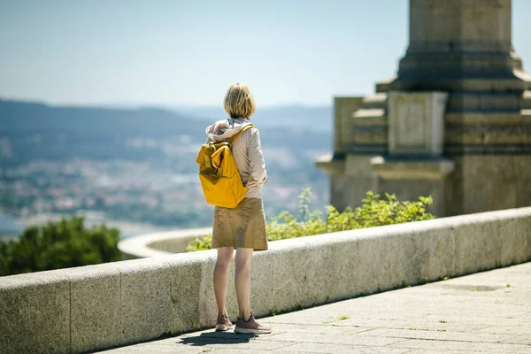 Eine Backpacker Frau Steht Auf Einem Aussichtspunkt Rückansicht — Stockfoto