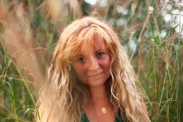 Retrato Uma Mulher Com Cabelos Longos Dourados Close — Fotografia de Stock