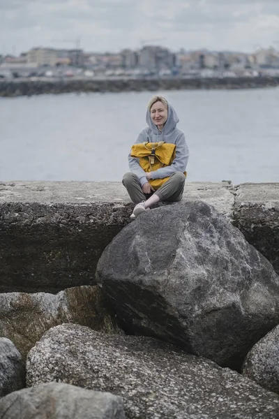 Sırt Çantalı Kadın Turist Bir Okyanus Iskelesinde Oturuyor — Stok fotoğraf