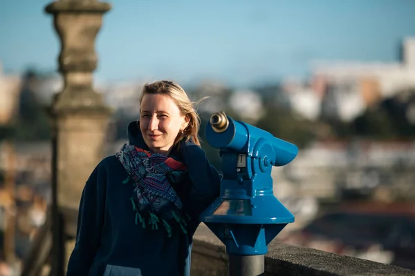 Uma Mulher Fica Perto Vidro Espião Ponto Vigia Cidade Velha — Fotografia de Stock