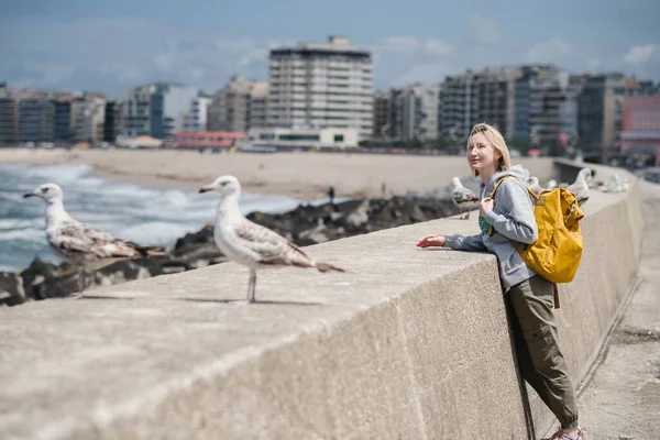 Female Tourist Yellow Backpack Looks Seagulls Sea Bay — ストック写真